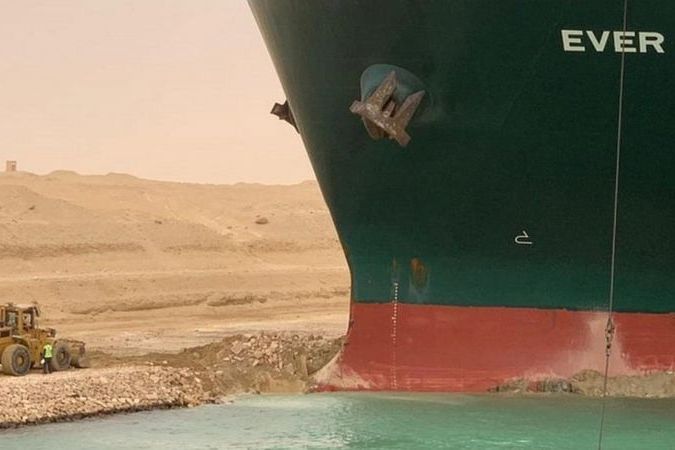«Это может занять дни или даже недели»: как вытаскивают гигантский контейнеровоз, перегородивший Суэцкий канал