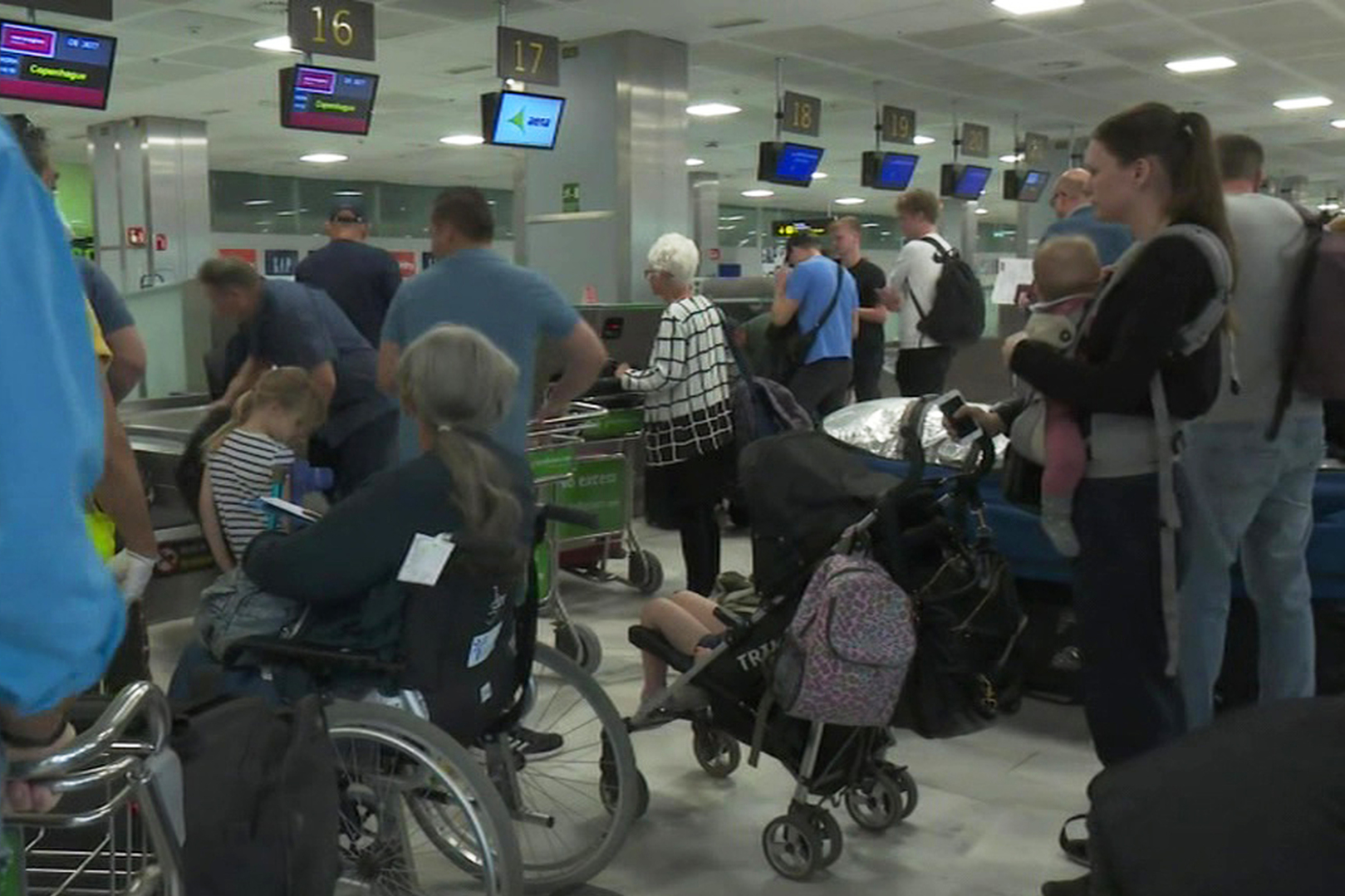 Песков прокомментировал сообщения об «ажиотаже» в аэропортах и на КПП