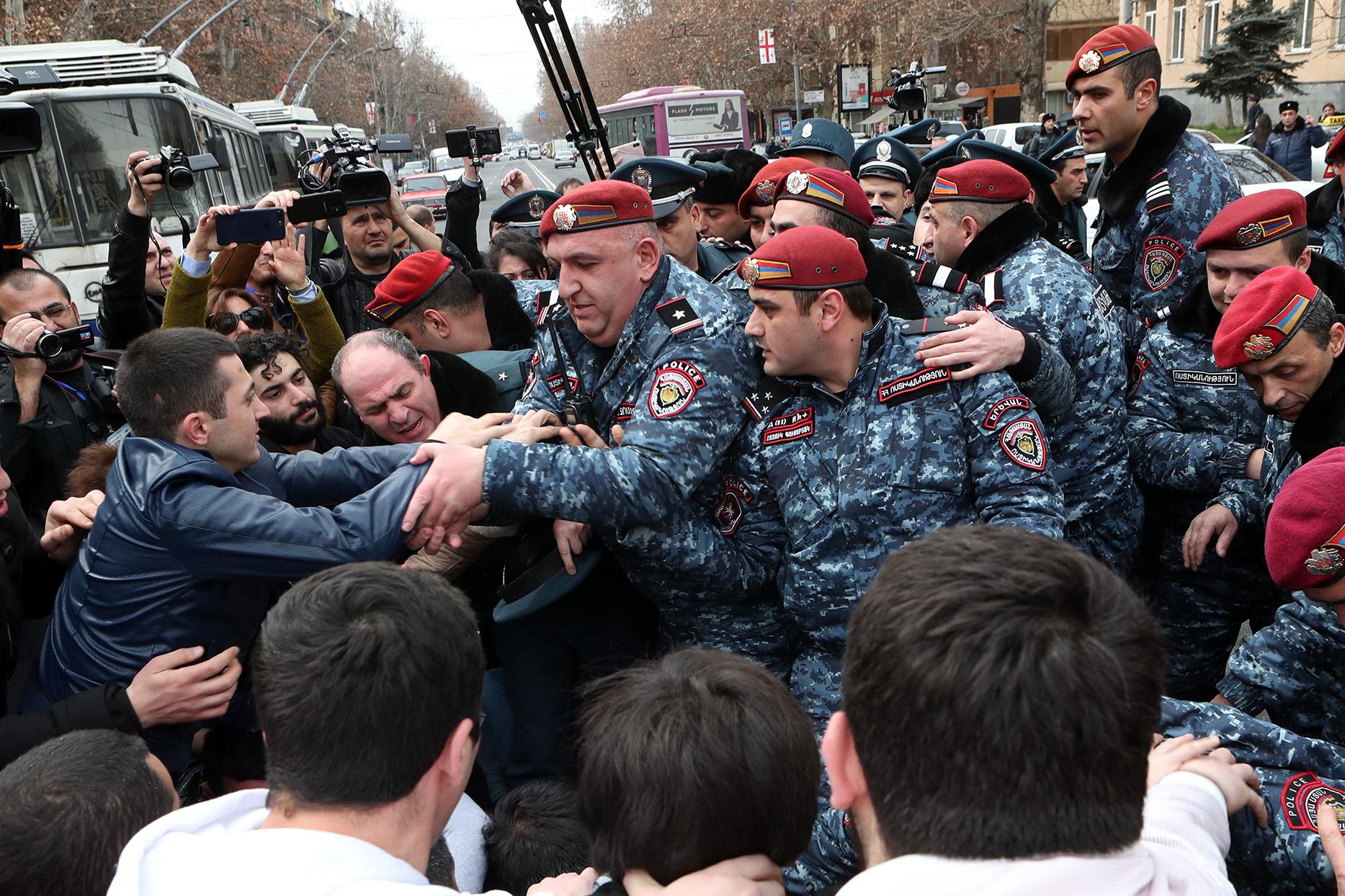 Более 15 протестующих против демонтажа кафе в центре Еревана были подвергнуты приводу. Демонтаж не будет остановлен