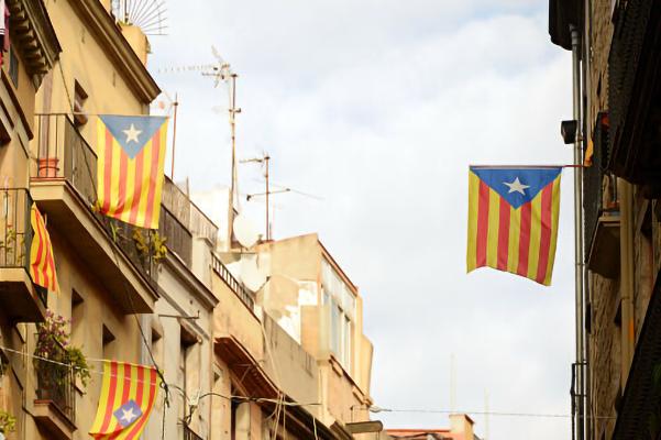 Балконы как поле битвы: в Барселоне разразилась война флагов