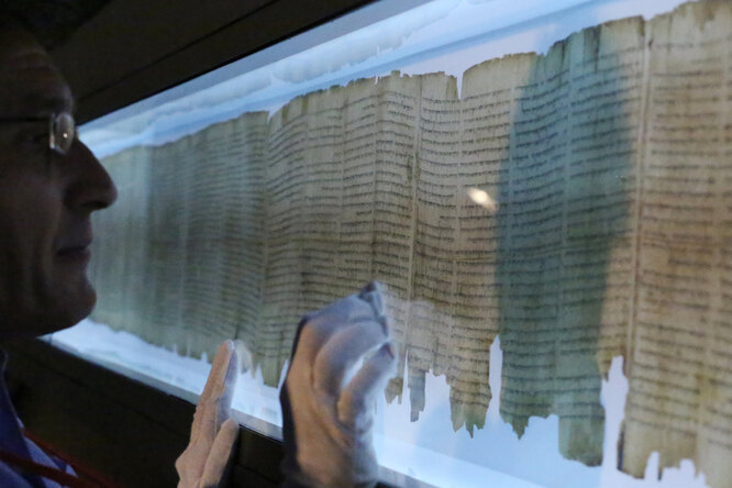 Ученые с помощью ИИ определили, что знаменитая рукопись Свитка Мертвого моря была написана не одним, а двумя писцами
