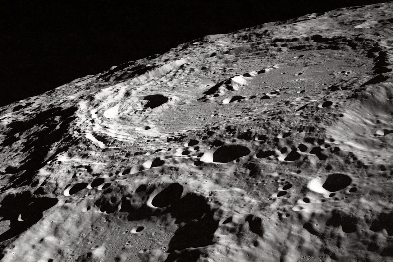 Неожиданное открытие: крупнейший кратер Луны скрывает огромную аномалию