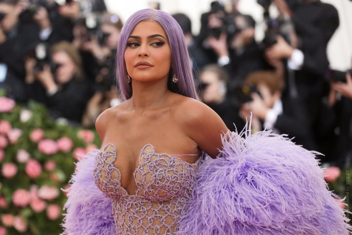 Больше не самый молодой миллионер: Forbes разжаловал Кайли Дженнер