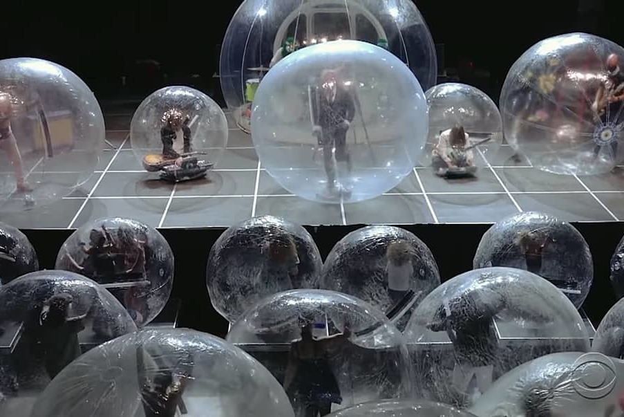Шоу в эпоху коронавируса: рок-группа The Flaming Lips выступила в огромных прозрачных пузырях