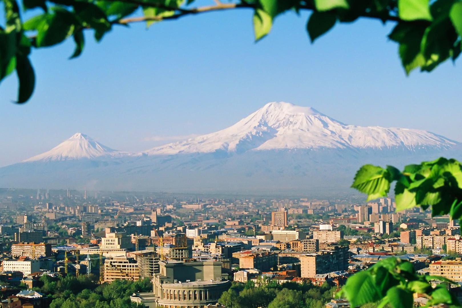 Любовь здесь действительно можно найти в избытке — к жизни, стране, женщинам и, разумеется, к еде: путешествие в Ереван – в обзоре «Известий» 