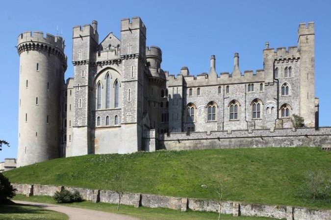 Кража из британского замка: похищены золотые четки Марии Стюарт и другие реликвии