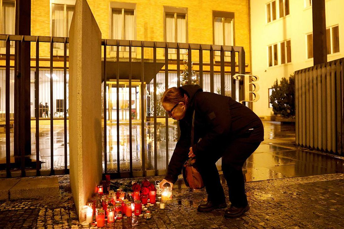 Премьер Чехии объявил день траура из-за гибели 14 человек при стрельбе в Карловом университете Праги
