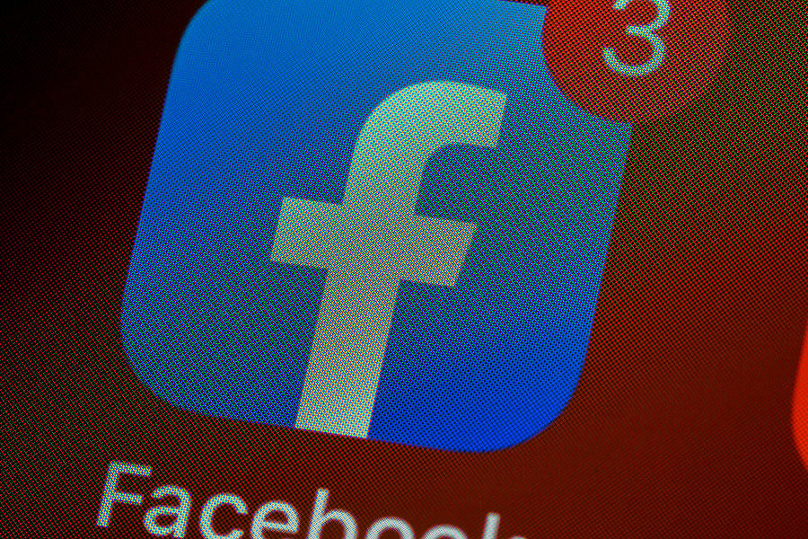 Смесь Clubhouse и Instagram Live: Facebook тестирует новый сервис Hotline
