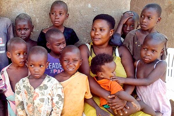Женщина родила 44 ребенка от одного мужчины, но растит их без него. История самой плодовитой женщины Африки