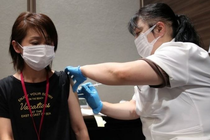 Япония приостановила использование вакцины Moderna: в 390 дозах из партии в 560 000 ампул обнаружено загрязнение «посторонними веществами»