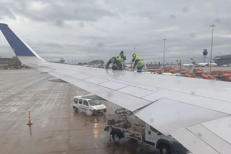 Пассажир снял утечку топлива из летящего самолета