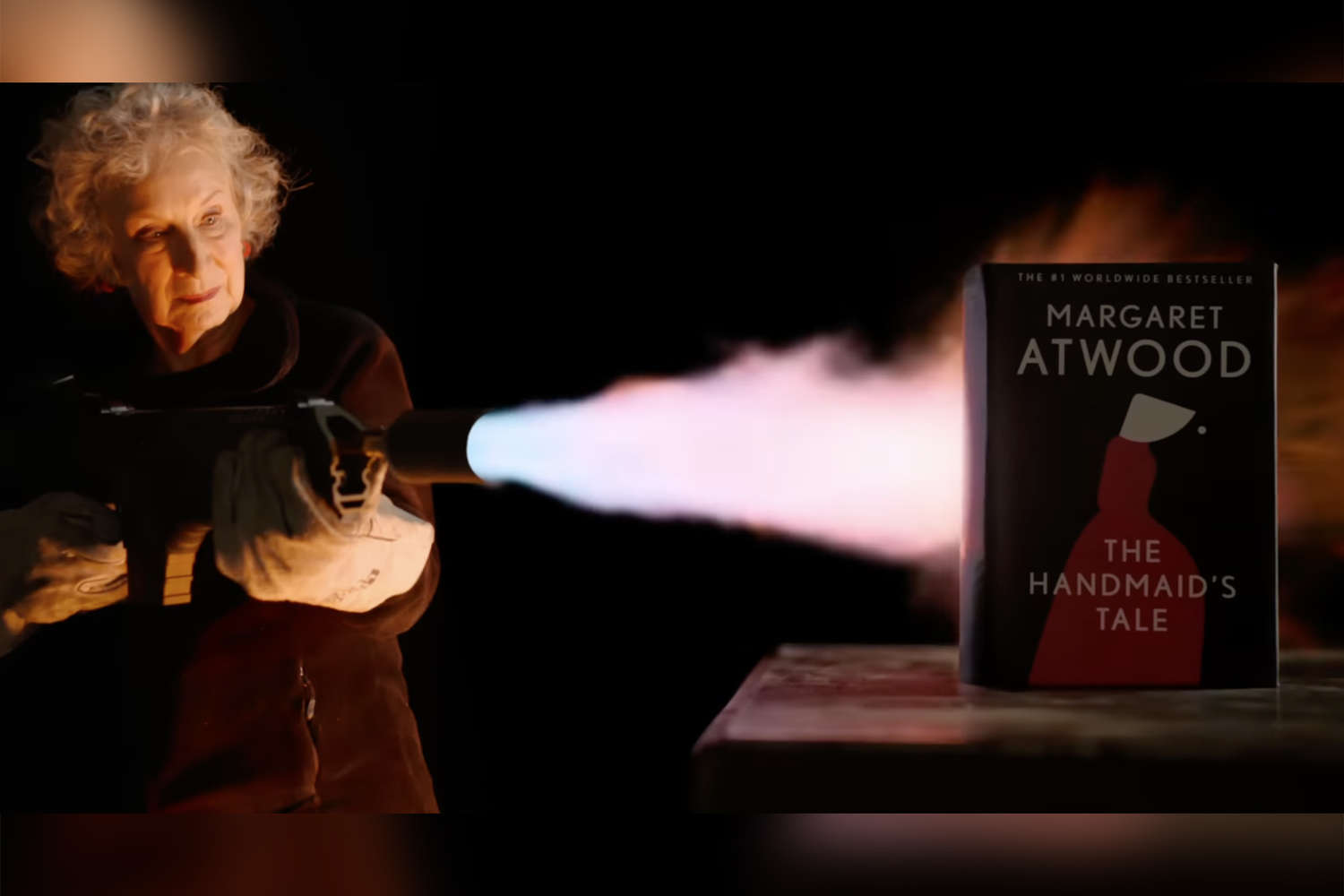 Маргарет Этвуд, протестуя против запретов книг, представила несгораемый экземпляр своей антиутопии «Рассказ служанки»