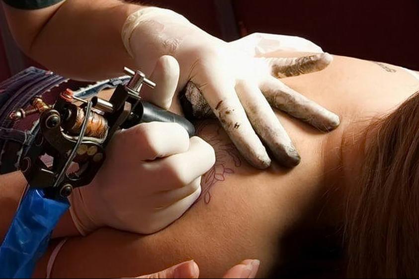 Иглы для татуировок оставляют под кожей не только чернила: ученые назвали неожиданную опасность популярного тренда  