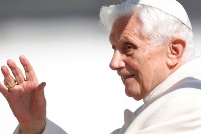 Бывшего Папу Римского обвинили в бездействии в связи со случаями  надругательства священников его епархии над детьми: ВВС