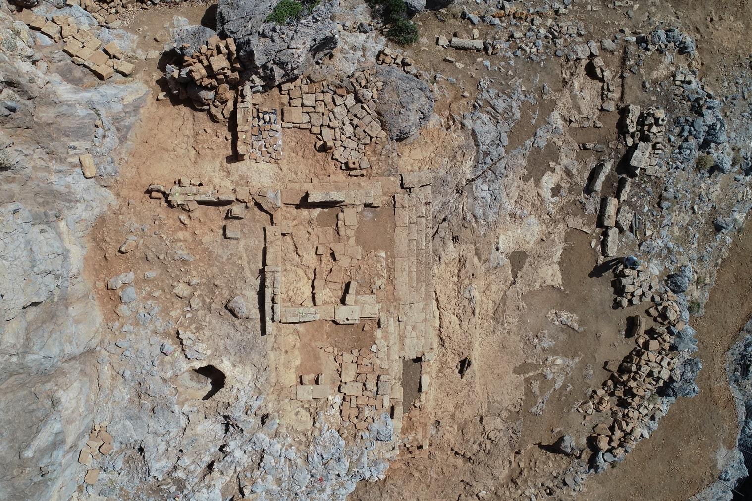 Археологи обнаружили сотни подношений богине Деметре в руинах древнего храма на Крите 