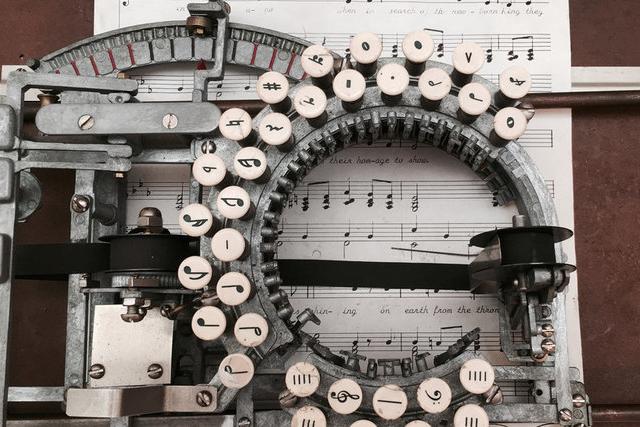Интересно знать: как работает печатная машинка для нот