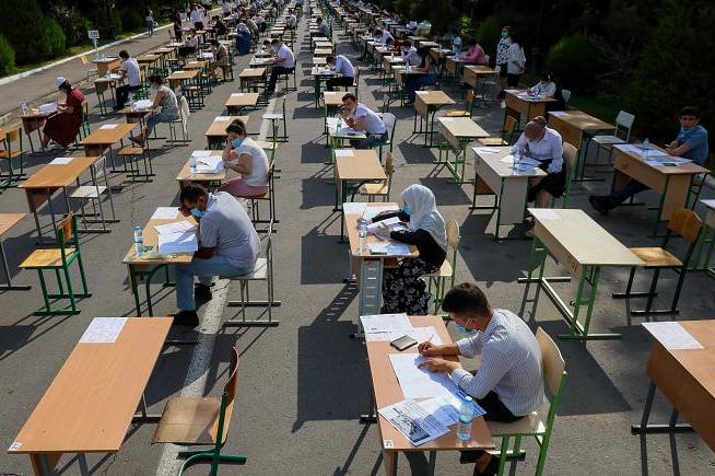 Из-за пандемии: абитуриенты Узбекистана сдают экзамены на улице под палящим солнцем 