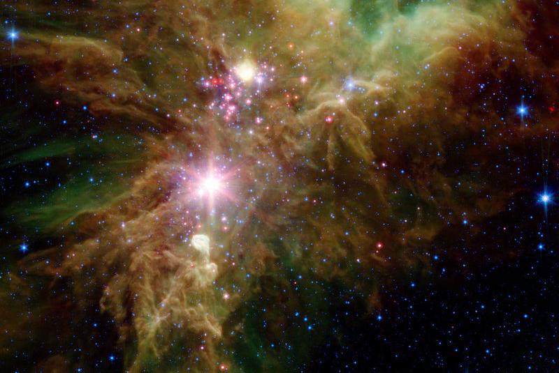 Космический телескоп получил удивительное изображение скопления Рождественская елка