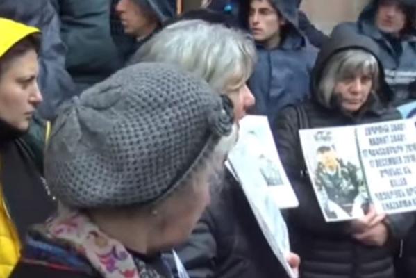 «Փաշինյանը խոսում-խոսում, գիրք ա բաժանում, ստից թոզ ա անում, գործ ա պետք անել, հերիք էղավ, բոլ էղավ»․ մահացած զինծառայողների ծնողները հանդիպում են պահանջում