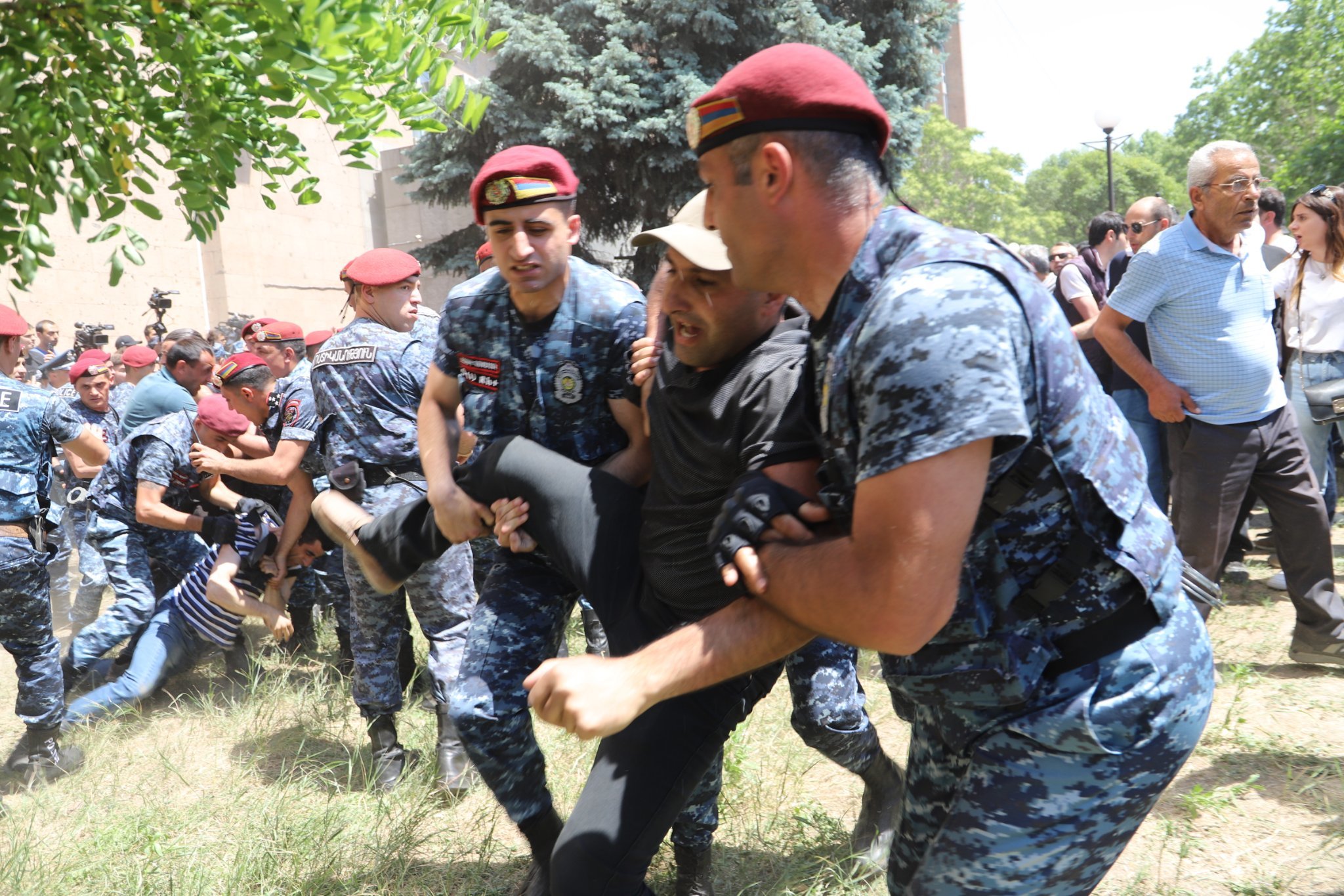 «Ով է ժողովրդի հետ և ով՝ դեմ»․ «Ջրբաժան» հայտարարած «Դիմադրություն»-ը Կառավարության 3-րդ մասնաշենքի առջև էր, որտեղից բուժկենտրոն 4 անձ է տեղափոխվել