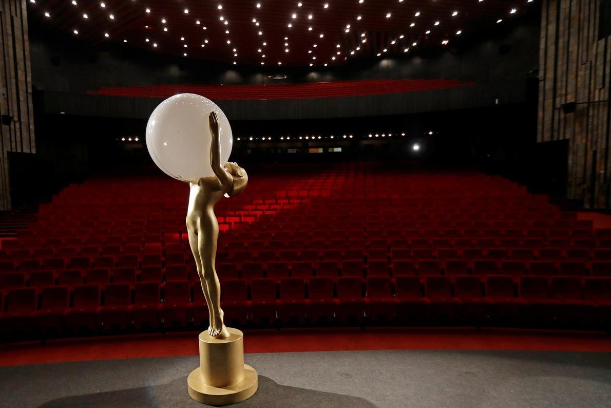 В Карловых Варах открылся международный кинофестиваль: церемония прошла в пустом зале и с красной дорожкой без звезд