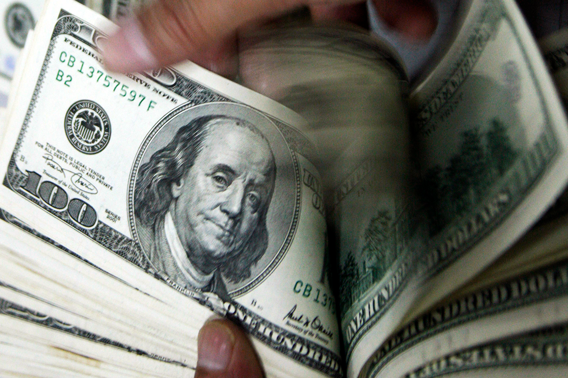 Bloomberg: доллар на мировых рынках пошатнулся
