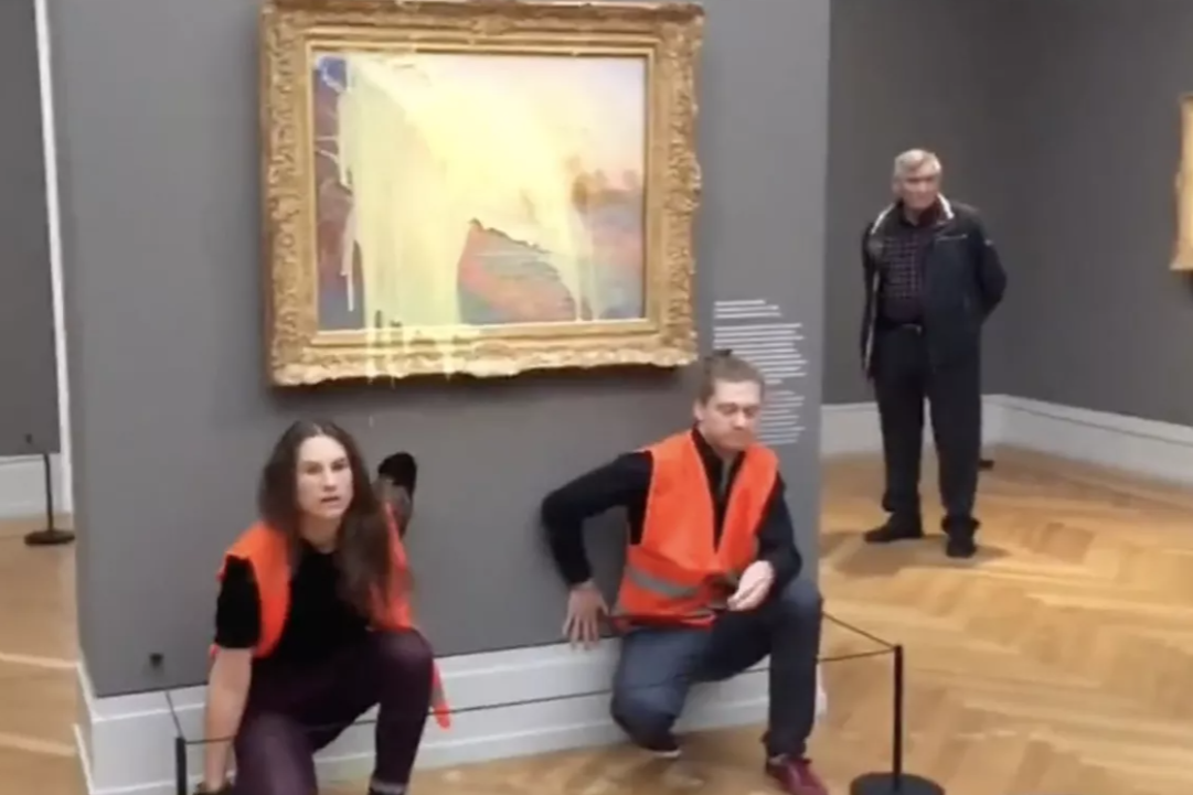 Эко-активисты вновь покушаются на шедевры: в Потсдаме они облили картофельным пюре картину Моне 