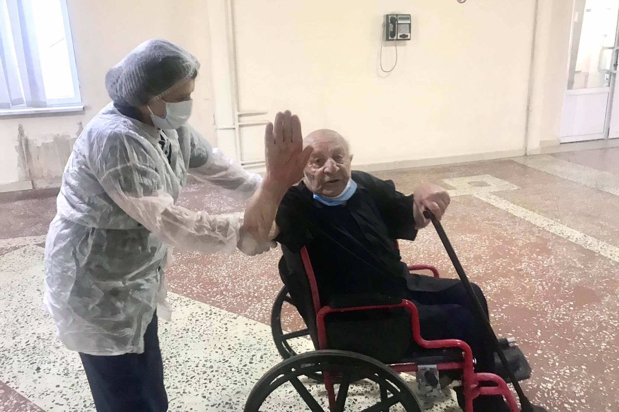 Пусть это останется в прошлом: в Армении от COVID-19 излечился 99-летний ветеран ВОВ
