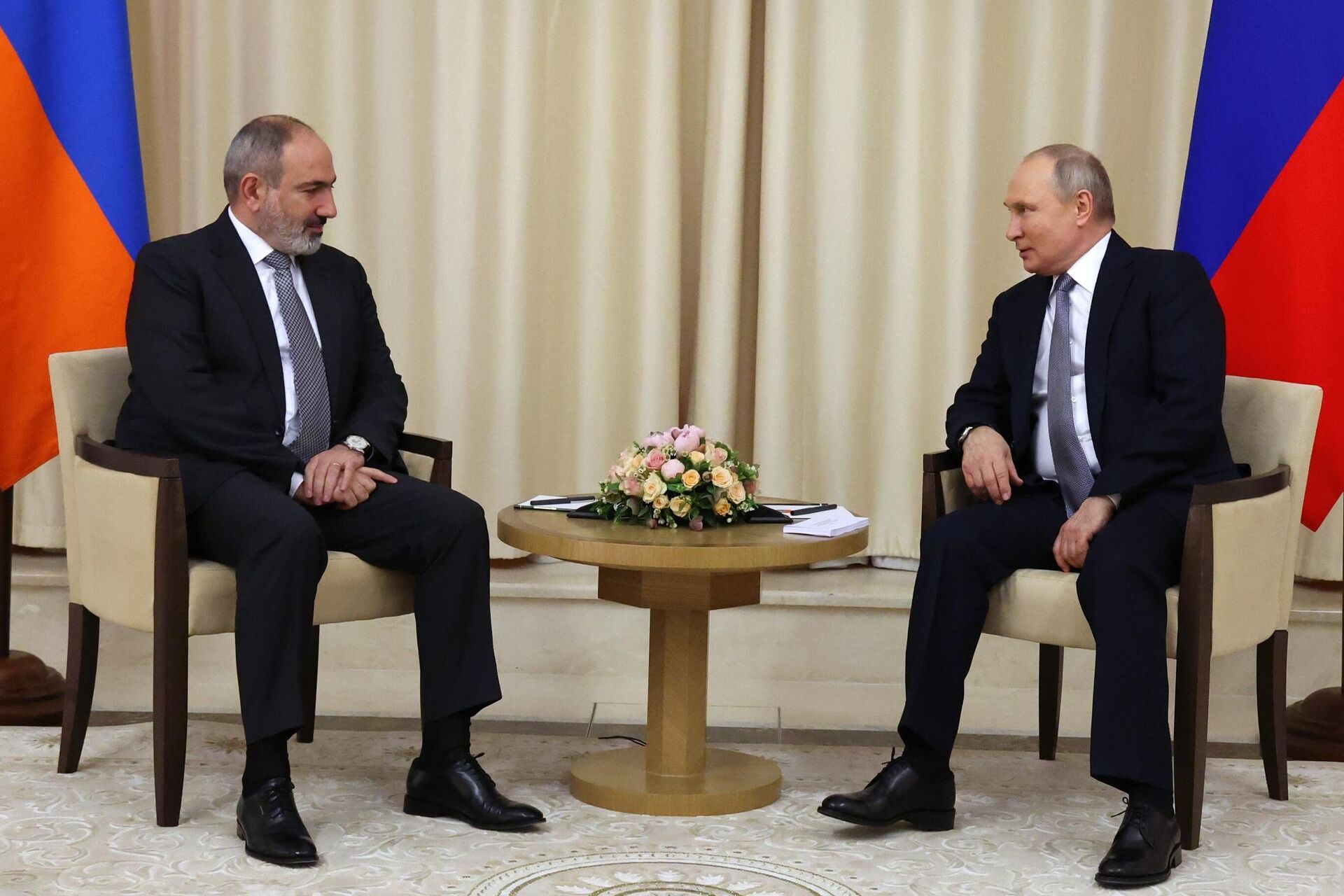 Пашинян заявил Путину о приемлемости для Армении российских подходов по Карабаху