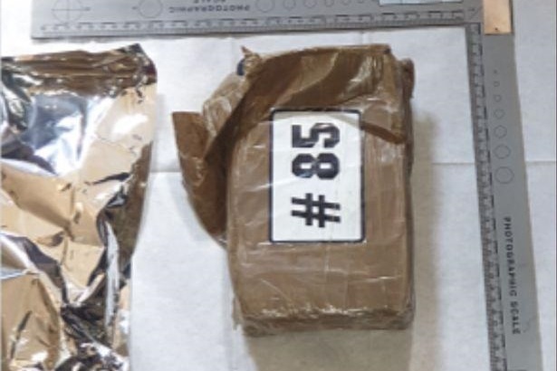 Коробка с сюрпризом: наркокурьер по ошибке отдал крупную партию кокаина стражам порядка