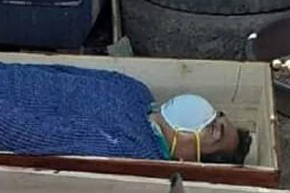 Перуанский чиновник лег в гроб и притворился мертвым, чтобы избежать наказания за нарушения карантина: позже он нашел объяснение своего поведения 