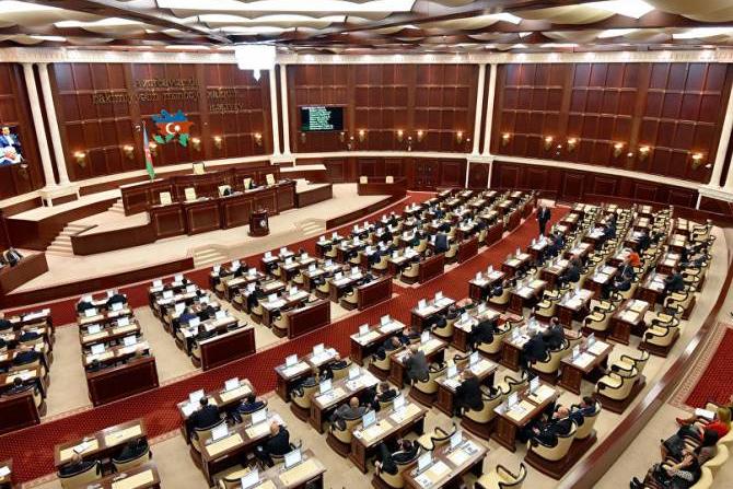 В Азербайджане распускают парламент: пройдут досрочные выборы