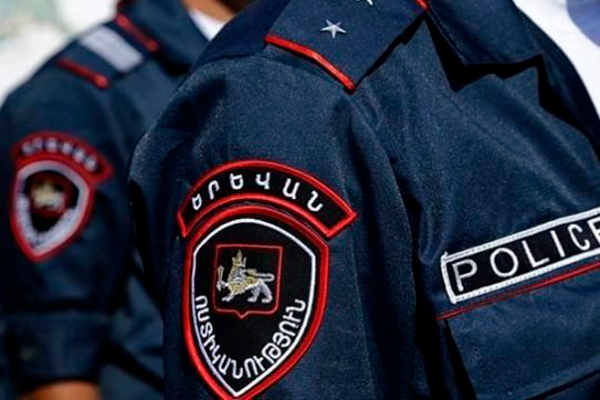 Покусали и поцарапали полицейских: инцидент у здания Армянского общества глухих