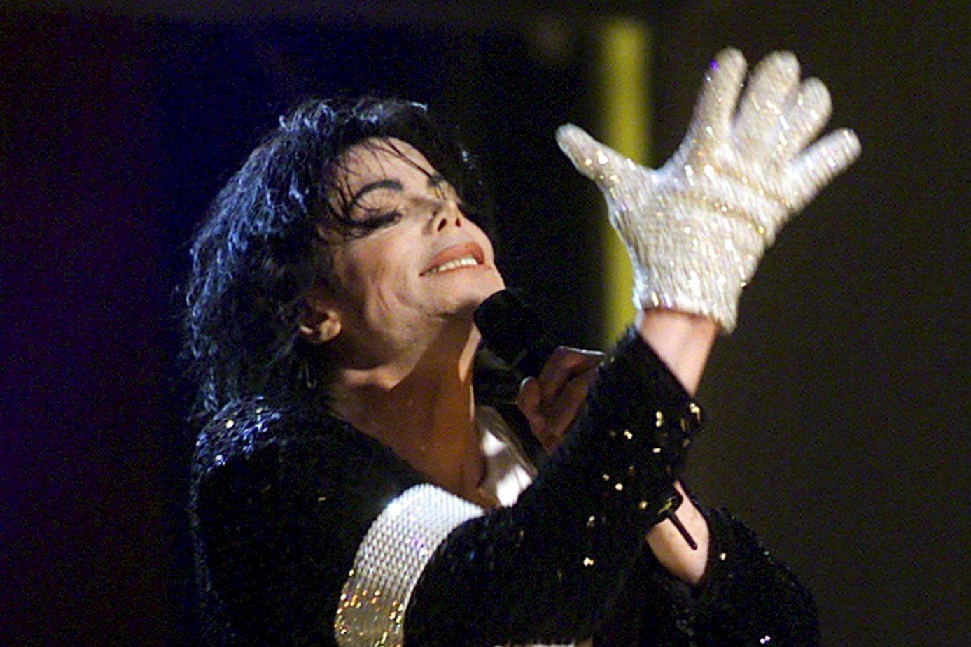 Знаменитая перчатка Майкла Джексона ушла с молотка за $104 тысячи
