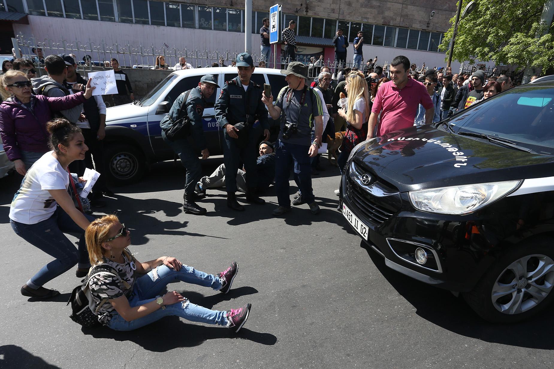 ЕС призвал к сдержанности и ответственности в ходе акций протеста в Ереване