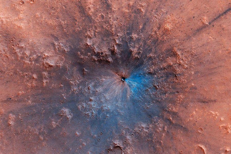 Место падения метеорита: на Марсе засняли недавно образовавшийся кратер
