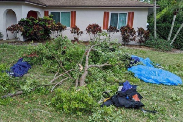 Невероятный случай: двое парашютистов выжили, упав с высоты 5500 метров