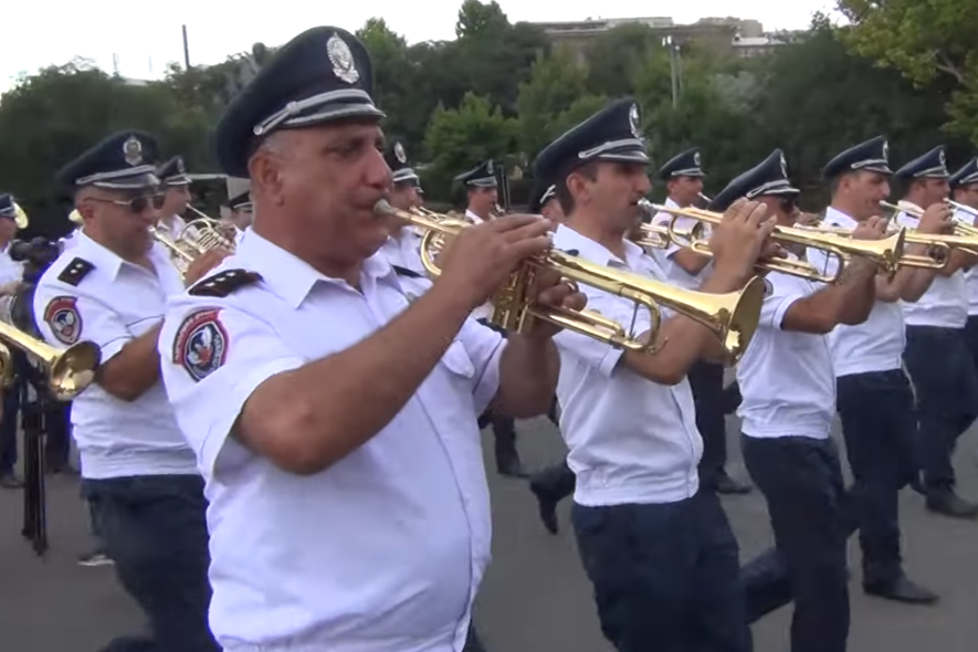 Ոստիկանության զորքերի նվագախմբի ցուցադրական ելույթը Երևանի փողոցներում