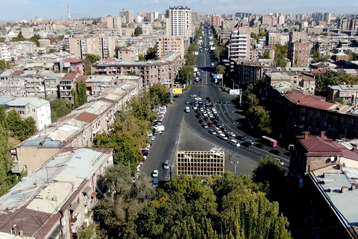 Արաբկիրում մեկ տասնամյակից ավելի որպես ավտոկայանատեղի ու գյուղմթերքի շուկա ծառայած հրապարակը վերադարձվում է հետիոտնին