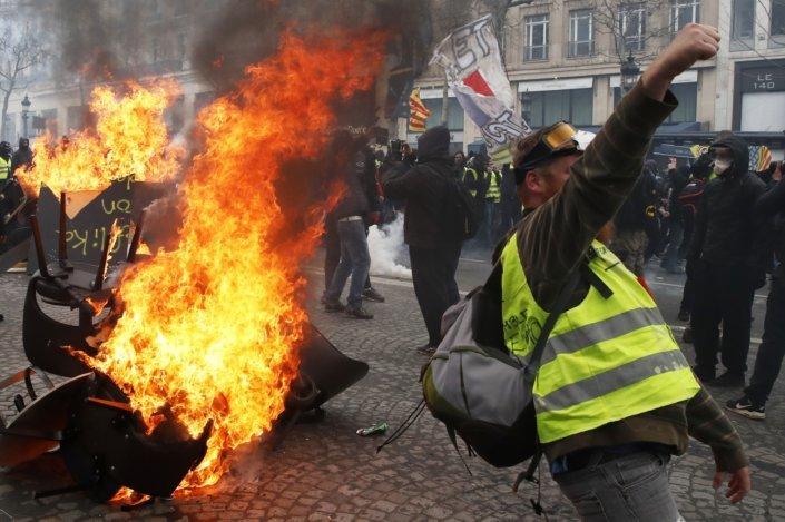 Более 90 заведениям нанесли ущерб в ходе протестов в Париже