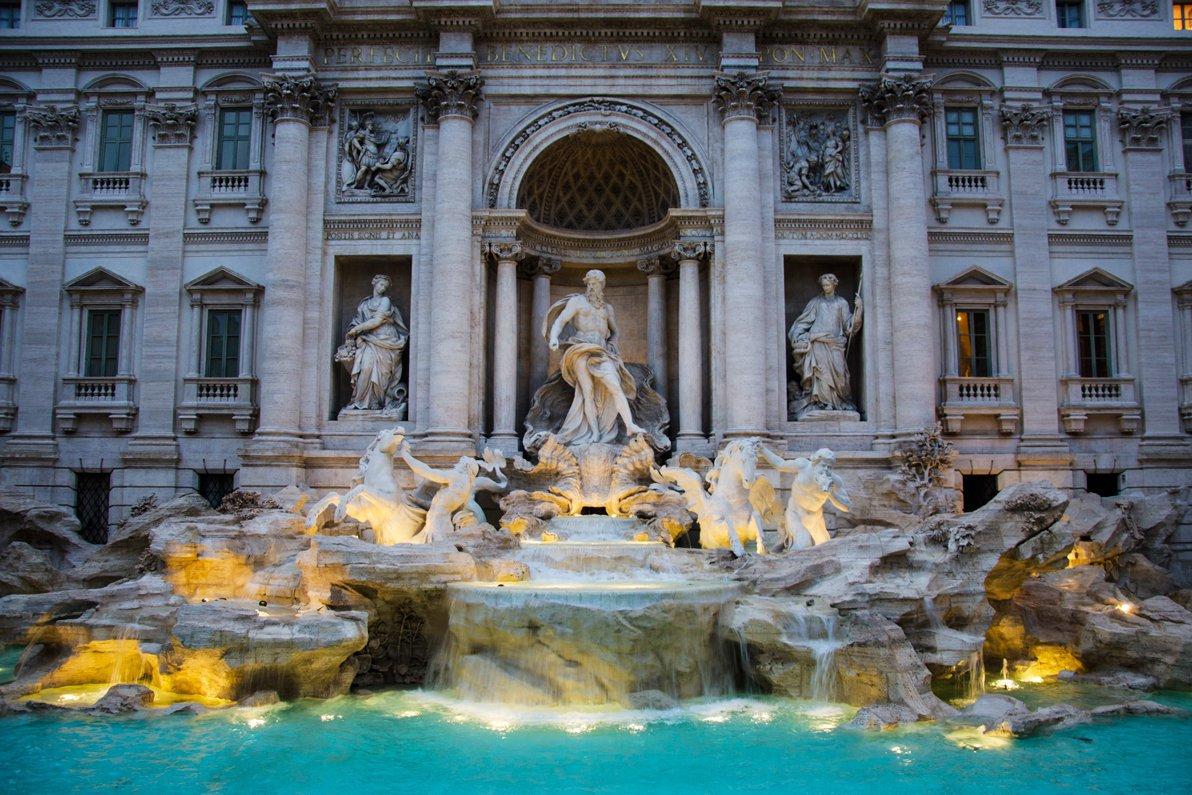Городские власти Рима решили обнести фонтан Треви метровым забором: aрхитекторы называют это «глупостью»