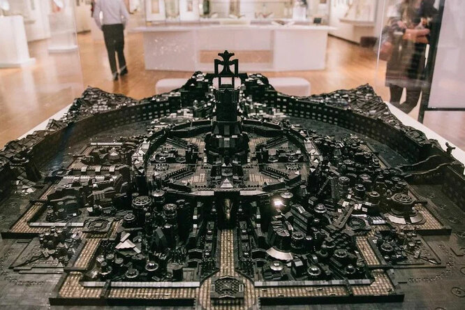 Завораживающе: художник из черных кубиков конструктора LEGO создал потрясающие скульптуры в стиле афрофутуризма