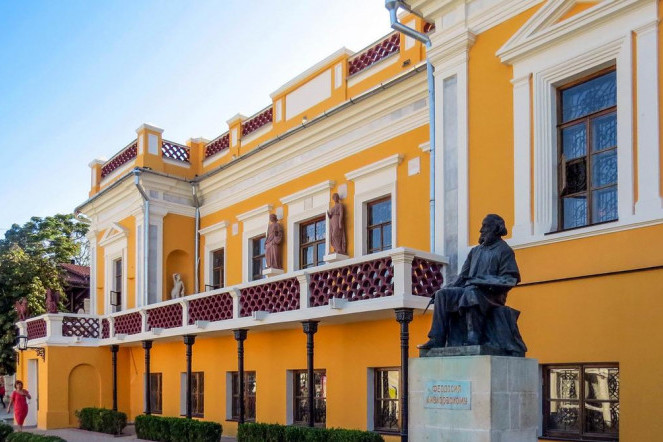 Закрытая три года назад на реставрацию картинная галерея имени Ованнеса Айвазовского в Феодосии откроется в марте