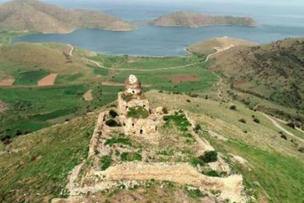 11-րդ դարում կառուցված Վանի Սուրբ Թովմաս հայկական վանական համալիրը այսօր կիսավեր վիճակում է
