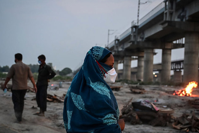 Десятки тел жертв COVID-19 обнаружили в реке Ганг