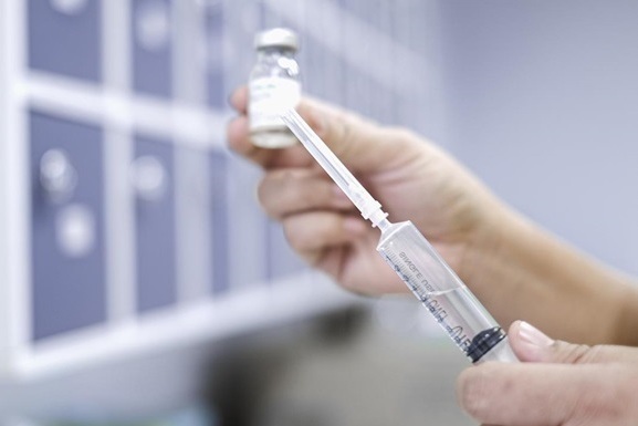 Компания AstraZeneca, являющаяся лидером гонки за вакцину, остановилa все испытания после заражения добровольца коронавирусом