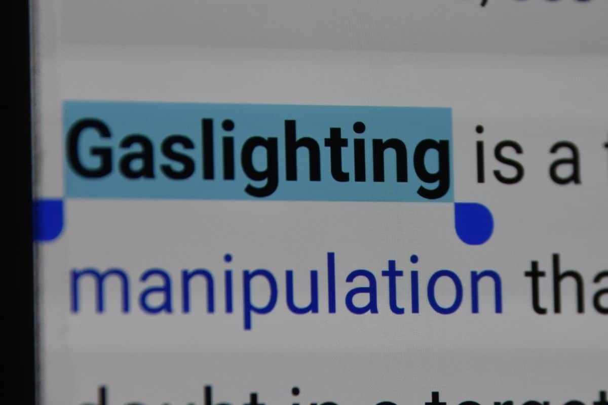 Словом года по версии американского словаря Merriam-Webster стало «газлайтинг» 