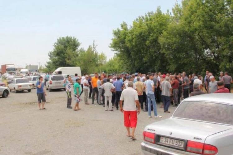 Из-за проблем с закупкой винограда жители нескольких сел перекрыли трассу Ереван – Ерасх