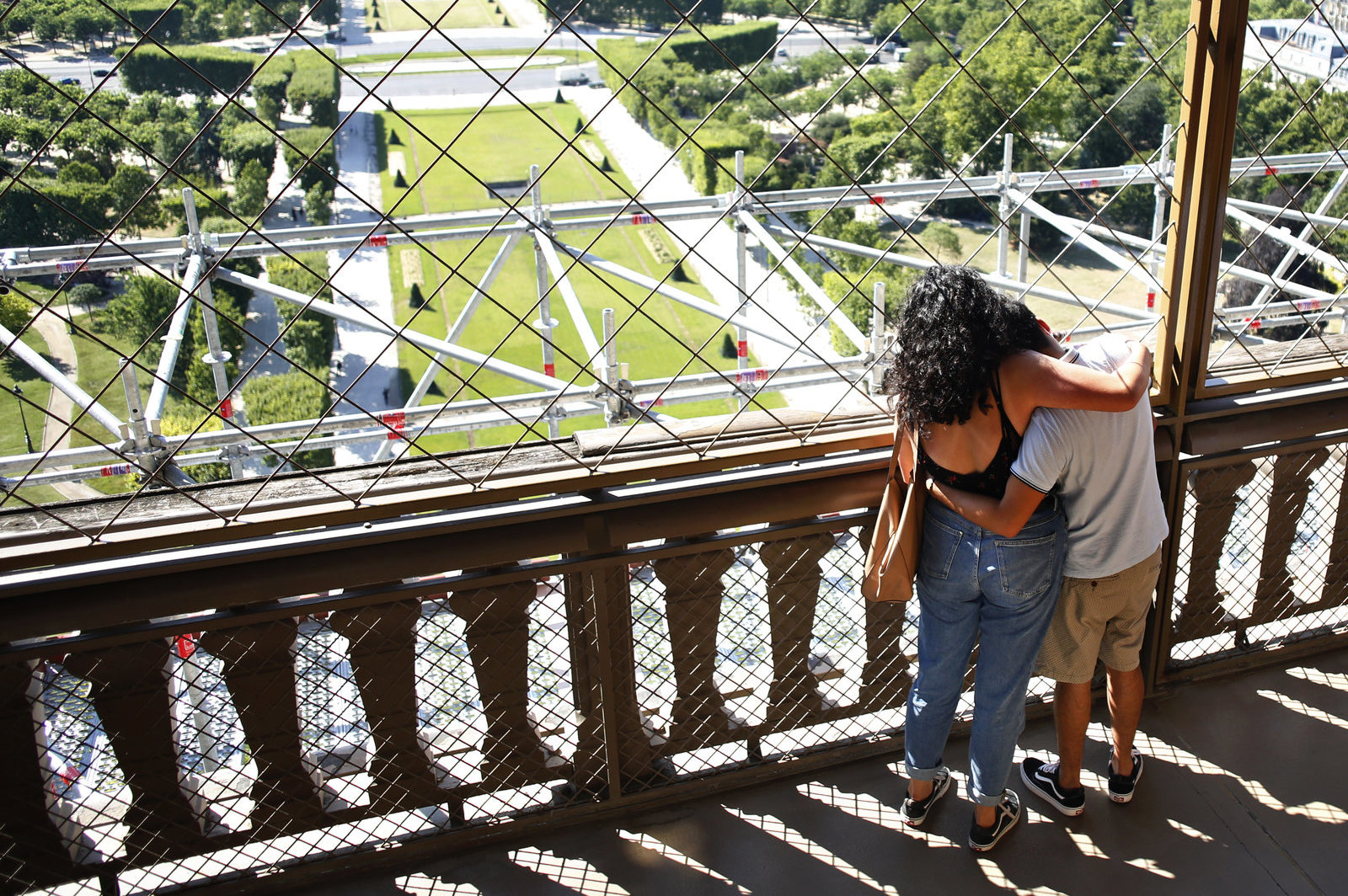 После трехмесячного перерыва Эйфелева башня частично возобновляет свою работу