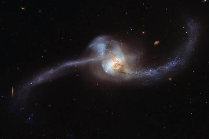 «Редкое исключение»: телескоп Hubble запечатлел сближение галактики с Млечным путем